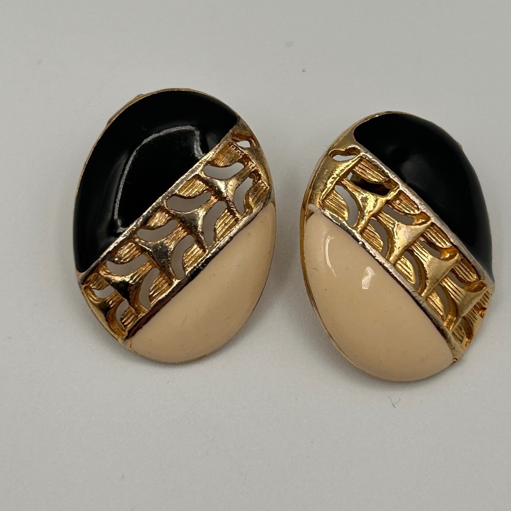 Vintage Gold Tone Oval Enamel Stud Earrings Black Cream Colorblock Filigree 1"